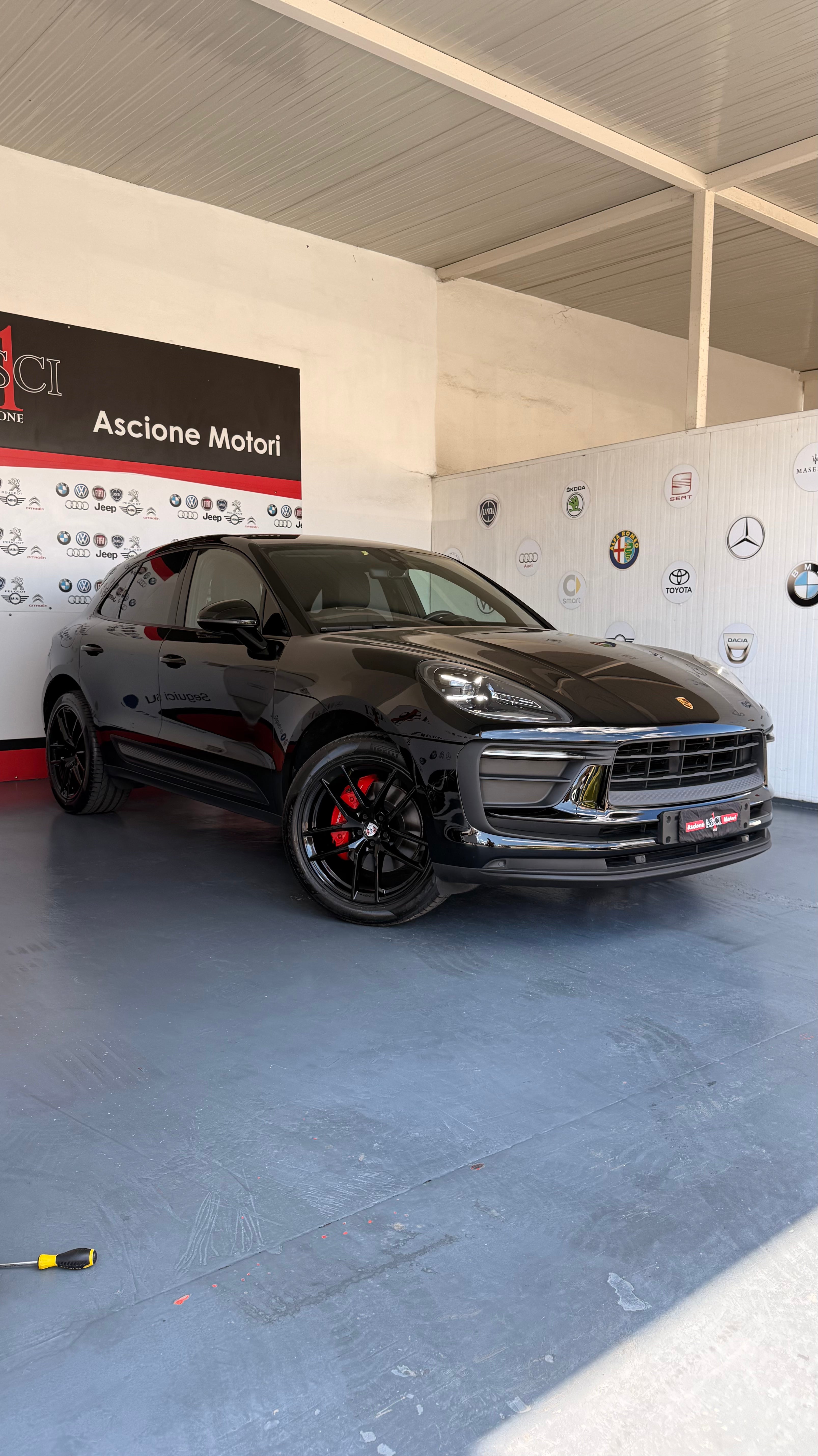 PORSCHE MACAN