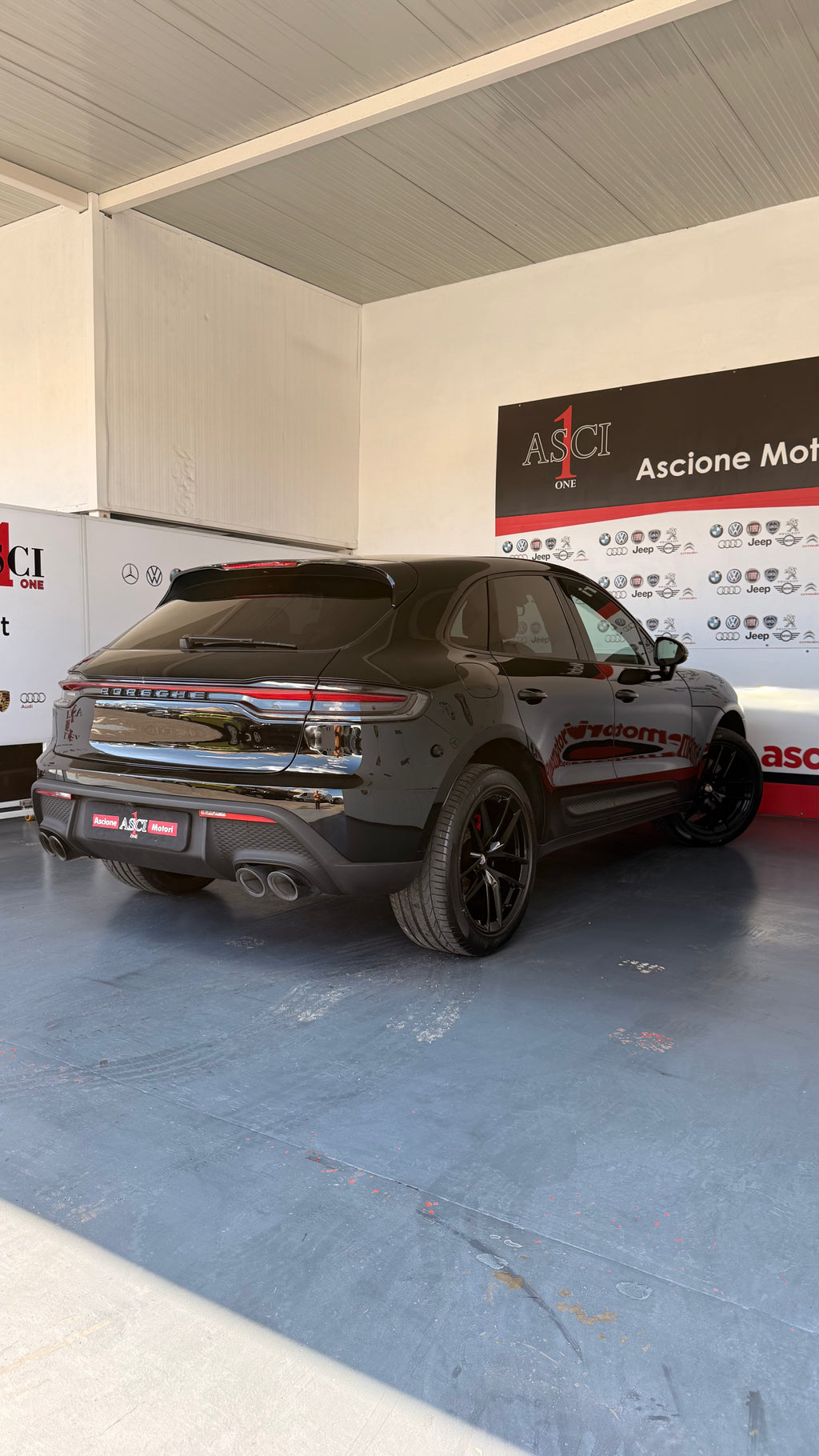 PORSCHE MACAN