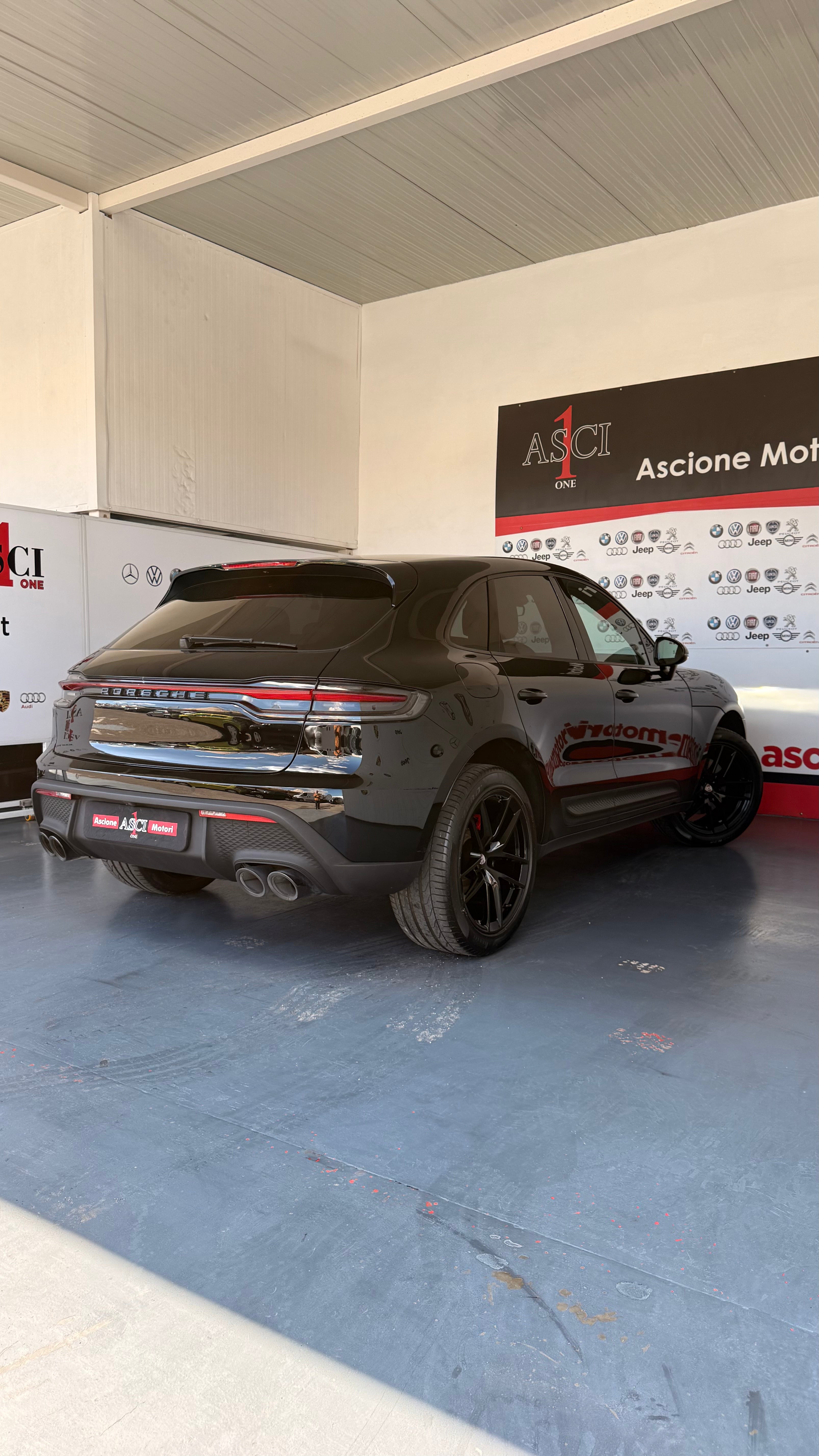 PORSCHE MACAN